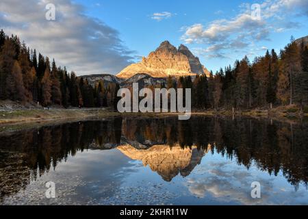 Drei Zinnen, Sonnenuntergang, Abendrot, Antornosee, Spiegelbild, spiegeln, Alpenglühen, Dolomiten, UNESCO, Welterbe, Dolomit, Goldene Stunde, Gold, ge Stockfoto