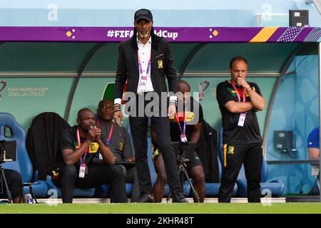 Al-Wakrah, Katar. 24.. November 2022. AL WAKRAH, KATAR - NOVEMBER 24: Coach Rigobert Song von Kamerun während des Spiels Gruppe G - FIFA Weltmeisterschaft Katar 2022 zwischen der Schweiz und Kamerun im Al Janoub Stadion am 24. November 2022 in Al Wakrah, Katar (Foto von Pablo Morano/BSR Agency) Guthaben: BSR Agency/Alamy Live News Stockfoto