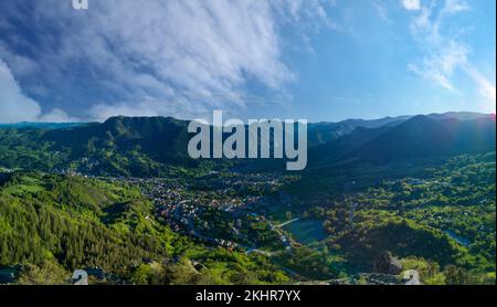 Bulgarische Stadt Smolyan mit See, Vegetation und Wolken. Rhodopen. Panorama, Draufsicht Stockfoto