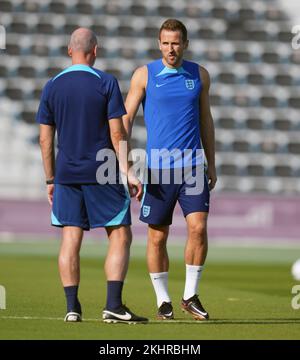 Harry Kane aus England während eines Trainings im Al Wakrah Sports Complex, Katar. Foto: Donnerstag, 24. November 2022. Stockfoto