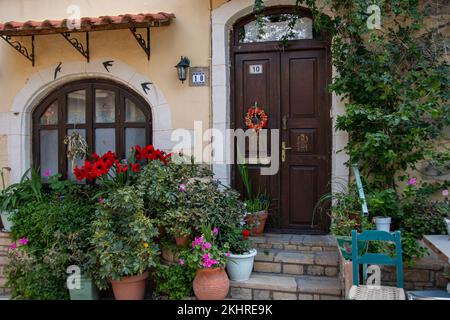 Rethymno, Griechenland 19. Mai 2022, die Fassade eines griechischen Hauses, wunderschön dekoriert mit Blumen in Rethymno Stockfoto