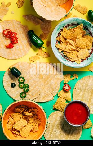 Bunte Tex-Mex-Speisen. Mexikanisches Essen mit Tortilla-Chips. Heiße Jalapenos-Sauce. Chili-Pfeffer. Tortillas... Hochwertiges Foto Stockfoto