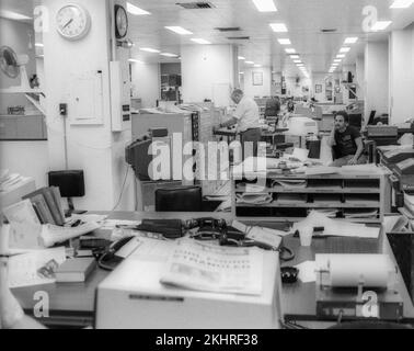 DIE NEWSROOM einer Nachrichtenagentur in New York USA im Jahr 1981 Stockfoto