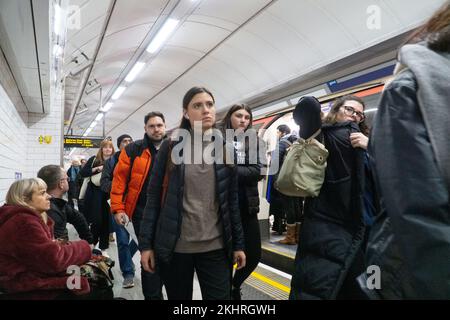 London, Großbritannien, 23. November 2022: Zu Beginn der abendlichen Hauptverkehrszeit reisen Büroangestellte und Einkäufer mit der Northern Line der Londoner U-Bahn von der Tottenham Court Road. Nur eine winzige Minderheit von Menschen tragen Gesichtsmasken, um die Ausbreitung von Erkältungen, Grippe und Coronavirus zu verhindern. Anna Watson/Alamy Live News Stockfoto