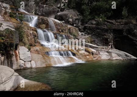 Blick auf die Cascata Fecha de Barjas Wasserfälle im Peneda-Geres Nationalpark in Portugal Stockfoto