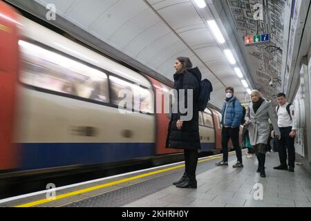 London, Großbritannien, 23. November 2022: Zu Beginn der abendlichen Hauptverkehrszeit reisen Büroangestellte und Einkäufer mit der Northern Line der Londoner U-Bahn von der Tottenham Court Road. Nur eine winzige Minderheit von Menschen tragen Gesichtsmasken, um die Ausbreitung von Erkältungen, Grippe und Coronavirus zu verhindern. Anna Watson/Alamy Live News Stockfoto