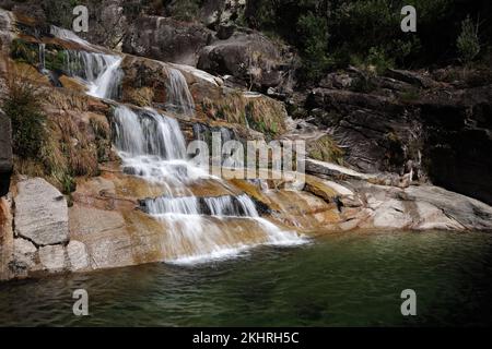 Blick auf die Cascata Fecha de Barjas Wasserfälle im Peneda-Geres Nationalpark in Portugal Stockfoto