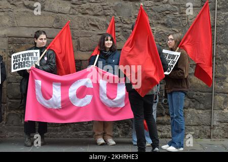 Edinburgh Scotland, Vereinigtes Königreich, 24. November 2022. UCU-Streikposten an der University of Edinburgh, Old Moray House an der Royal Mile. Live-Nachrichten von sst/alamy Stockfoto