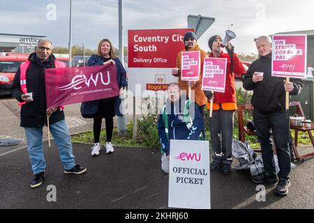 Coventry, West Midlands, Großbritannien. 24.. November 2022. Tausende von Postangestellten von Royal Mail in Großbritannien haben heute einen 48-Stunden-Streik absolviert. Die 115.000 Postangestellten der Communication Workers Union (CWU) führen Arbeitskampfmaßnahmen über die Bezahlung und die Vereinbarung über den „Weg zum Wandel“ durch, die Royal Mail nach Ansicht der Gewerkschaft nicht an den wesentlichen Grundsätzen der Vereinbarung festgehalten hat. Etwa 20 Arbeiter waren am Streikposten am Coventry City South Depot. Kredit: AG News/Alamy Live News Stockfoto