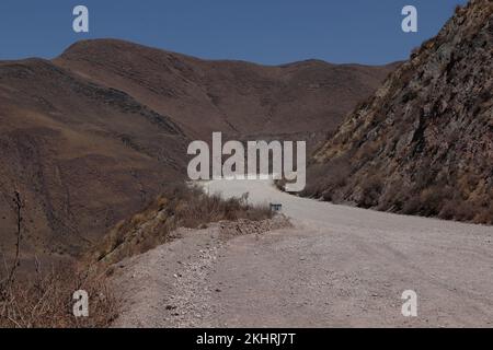 Berühmte und mythische Route 40 in Argentinien in einem der gefährlichsten Abschnitte, von Cachi bis Cafayate. Stockfoto