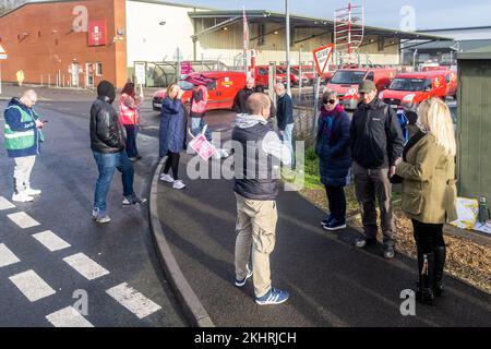 Coventry, West Midlands, Großbritannien. 24.. November 2022. Tausende von Postangestellten von Royal Mail in Großbritannien haben heute einen 48-Stunden-Streik absolviert. Die 115.000 Postangestellten der Communication Workers Union (CWU) führen Arbeitskampfmaßnahmen über die Bezahlung und die Vereinbarung über den „Weg zum Wandel“ durch, die Royal Mail nach Ansicht der Gewerkschaft nicht an den wesentlichen Grundsätzen der Vereinbarung festgehalten hat. Etwa 20 Arbeiter waren am Streikposten am Coventry City South Depot. Kredit: AG News/Alamy Live News Stockfoto