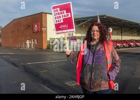 Coventry, West Midlands, Großbritannien. 24.. November 2022. Tausende von Postangestellten von Royal Mail in Großbritannien haben heute einen 48-Stunden-Streik absolviert. Die 115.000 Postangestellten der Communication Workers Union (CWU) führen Arbeitskampfmaßnahmen über die Bezahlung und die Vereinbarung über den „Weg zum Wandel“ durch, die Royal Mail nach Ansicht der Gewerkschaft nicht an den wesentlichen Grundsätzen der Vereinbarung festgehalten hat. An der Streikpostenlinie am Coventry City South Depot war Karen Brooks. Kredit: AG News/Alamy Live News Stockfoto