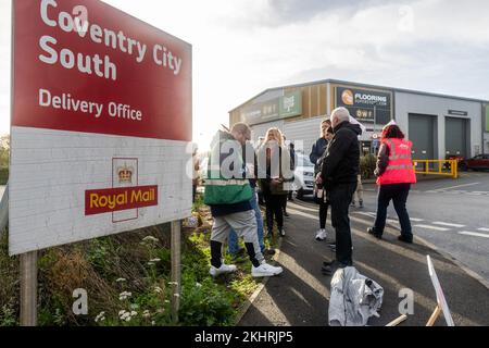 Coventry, West Midlands, Großbritannien. 24.. November 2022. Tausende von Postangestellten von Royal Mail in Großbritannien haben heute einen 48-Stunden-Streik absolviert. Die 115.000 Postangestellten der Communication Workers Union (CWU) führen Arbeitskampfmaßnahmen über die Bezahlung und die Vereinbarung über den „Weg zum Wandel“ durch, die Royal Mail nach Ansicht der Gewerkschaft nicht an den wesentlichen Grundsätzen der Vereinbarung festgehalten hat. Etwa 20 Arbeiter waren am Streikposten am Coventry City South Depot. Kredit: AG News/Alamy Live News Stockfoto