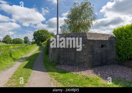 Eine Pillbox aus dem 2. Weltkrieg neben Bridgwater und Taunton Canal in Charlton, Creech St Michael, Somerset, England. Stockfoto