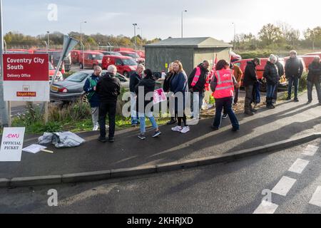 Coventry, West Midlands, Großbritannien. 24.. November 2022. Tausende von Postangestellten von Royal Mail in Großbritannien haben heute einen 48-Stunden-Streik absolviert. Die 115.000 Postangestellten der Communication Workers Union (CWU) führen Arbeitskampfmaßnahmen über die Bezahlung und die Vereinbarung über den „Weg zum Wandel“ durch, die Royal Mail nach Ansicht der Gewerkschaft nicht an den wesentlichen Grundsätzen der Vereinbarung festgehalten hat. Etwa 20 Arbeiter waren am Streikposten am Coventry City South Depot. Kredit: AG News/Alamy Live News Stockfoto