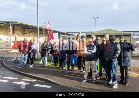 Coventry, West Midlands, Großbritannien. 24.. November 2022. Tausende von Postangestellten von Royal Mail in Großbritannien haben heute einen 48-Stunden-Streik absolviert. Die 115.000 Postangestellten der Communication Workers Union (CWU) führen Arbeitskampfmaßnahmen über die Bezahlung und die Vereinbarung über den „Weg zum Wandel“ durch, die Royal Mail nach Ansicht der Gewerkschaft nicht an den wesentlichen Grundsätzen der Vereinbarung festgehalten hat. Etwa 20 Arbeiter waren am Streikposten am Coventry City South Depot. Kredit: AG News/Alamy Live News Stockfoto