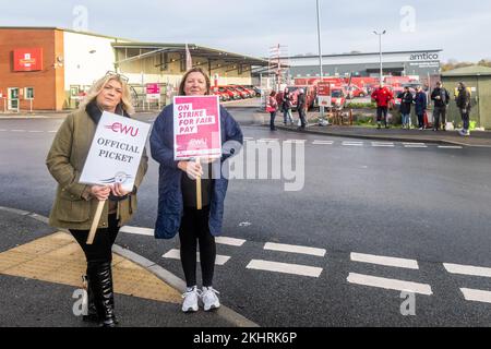 Coventry, West Midlands, Großbritannien. 24.. November 2022. Tausende von Postangestellten von Royal Mail in Großbritannien haben heute einen 48-Stunden-Streik absolviert. Die 115.000 Postangestellten der Communication Workers Union (CWU) führen Arbeitskampfmaßnahmen über die Bezahlung und die Vereinbarung über den „Weg zum Wandel“ durch, die Royal Mail nach Ansicht der Gewerkschaft nicht an den wesentlichen Grundsätzen der Vereinbarung festgehalten hat. An der Streikpostenlinie am Coventry City South Depot waren Edwina Richards-Wright und Claire Kingham. Kredit: AG News/Alamy Live News Stockfoto