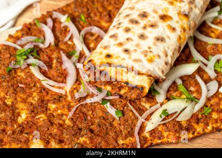 Würzige Lahmacun. Türkische Pizza/Lahmacun. Traditionelle türkische Köstlichkeiten. Stockfoto