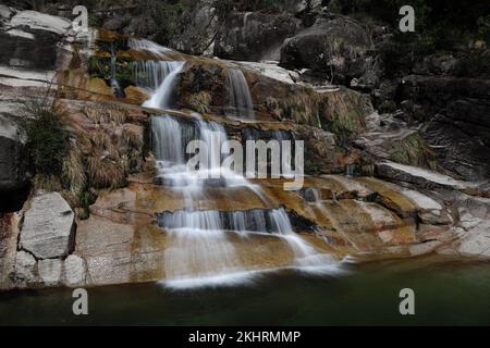 Blick auf die Cascata Fecha de Barjas Wasserfälle im Peneda-Geres Nationalpark in Portugal Stockfoto