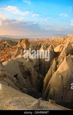 Atemberaubender Blick auf einige Felsformationen im Red & Rose Valley in Kappadokien während eines wunderschönen Sonnenuntergangs. Goreme, Zentrum von Antolia, Türkei. Stockfoto