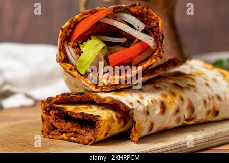 Würzige Lahmacun. Türkische Pizza/Lahmacun. Traditionelle türkische Köstlichkeiten. Stockfoto