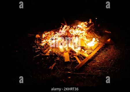 Ein kleines Lagerfeuer mit sanften Flammen im Wald Stockfoto