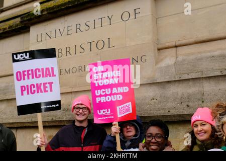 Bristol, Großbritannien. 24.. November 2022. Streikposten vor dem Wills-Gebäude. Die Dozenten der Bristol University kämpfen weiterhin streikend um Renten, faire und gleiche Bezahlung, angemessene Arbeitsbelastung und die Beendigung prekärer Verträge. Die Arbeiter werden von der UCU oder der University College Union unterstützt, die eine hohe Beteiligung an den Streikposten erwarten. Die stagnierende Bezahlung, da die Lebenshaltungskosten steigen, verstärkt die Besorgnis der Hochschulmitarbeiter. Kredit: JMF News/Alamy Live News Stockfoto