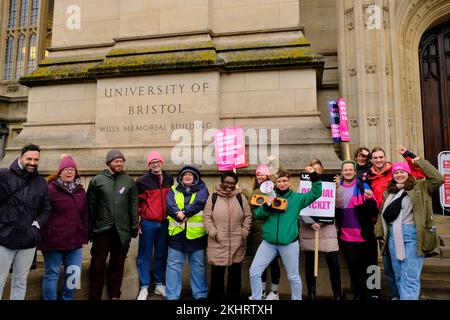 Bristol, Großbritannien. 24.. November 2022. Streikposten vor dem Wills-Gebäude. Die Dozenten der Bristol University kämpfen weiterhin streikend um Renten, faire und gleiche Bezahlung, angemessene Arbeitsbelastung und die Beendigung prekärer Verträge. Die Arbeiter werden von der UCU oder der University College Union unterstützt, die eine hohe Beteiligung an den Streikposten erwarten. Die stagnierende Bezahlung, da die Lebenshaltungskosten steigen, verstärkt die Besorgnis der Hochschulmitarbeiter. Kredit: JMF News/Alamy Live News Stockfoto