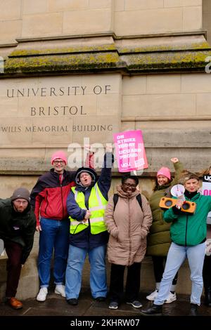 Bristol, Großbritannien. 24.. November 2022. Streikposten vor dem Wills-Gebäude. Die Dozenten der Bristol University kämpfen weiterhin streikend um Renten, faire und gleiche Bezahlung, angemessene Arbeitsbelastung und die Beendigung prekärer Verträge. Die Arbeiter werden von der UCU oder der University College Union unterstützt, die eine hohe Beteiligung an den Streikposten erwarten. Die stagnierende Bezahlung, da die Lebenshaltungskosten steigen, verstärkt die Besorgnis der Hochschulmitarbeiter. Gewerkschaftsmitglieder veranstalten eine Kundgebung vor den Victoria Rooms. Kredit: JMF News/Alamy Live News Stockfoto