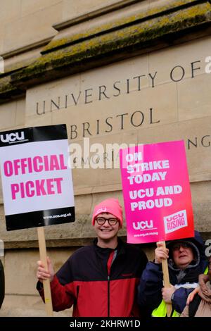 Bristol, Großbritannien. 24.. November 2022. Streikposten vor dem Wills-Gebäude. Die Dozenten der Bristol University kämpfen weiterhin streikend um Renten, faire und gleiche Bezahlung, angemessene Arbeitsbelastung und die Beendigung prekärer Verträge. Die Arbeiter werden von der UCU oder der University College Union unterstützt, die eine hohe Beteiligung an den Streikposten erwarten. Die stagnierende Bezahlung, da die Lebenshaltungskosten steigen, verstärkt die Besorgnis der Hochschulmitarbeiter. Kredit: JMF News/Alamy Live News Stockfoto