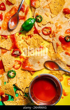 Blick von oben auf mexikanische Speisen, Closeup Tex Mex Speisen mit Tropfen und Flecken von Soße. Reales Konzept Stockfoto