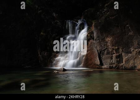 Blick auf die Cascata Fecha de Barjas Wasserfälle im Peneda-Geres Nationalpark in Portugal Stockfoto