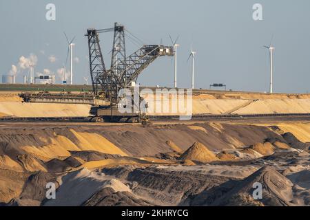 Braunkohlebergbau in Deutschland, Blick auf schwere Maschinen, Förderbänder, Aushubböden und Windturbinen im Hintergrund Stockfoto