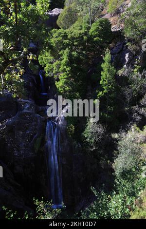 Blick auf die Cascata do Arado Wasserfälle im Nationalpark Peneda-Geres in Portugal Stockfoto