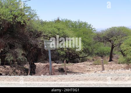 Indikatives Straßenbrett an der Ruta 40, Route 40, mythischer Highway im Norden argentiniens Stockfoto