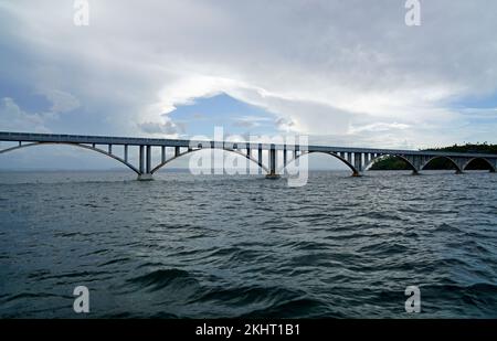 Moderne Brücke in der Bucht der halbinsel samana in der dominikanischen republik Stockfoto