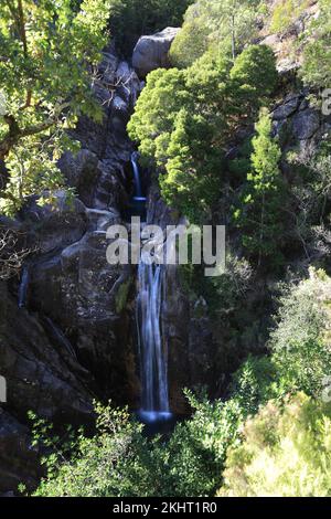 Blick auf die Cascata do Arado Wasserfälle im Nationalpark Peneda-Geres in Portugal Stockfoto