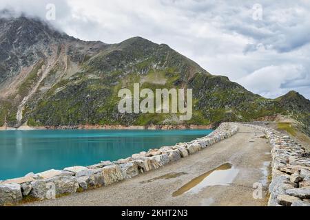 Finstertaler Reservoir in den österreichischen Alpen mit blauem Wasser und wunderschönen Bergen rundherum Stockfoto