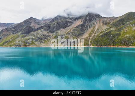 Finstertaler Reservoir in den österreichischen Alpen mit blauem Wasser und wunderschönen Bergen rundherum Stockfoto