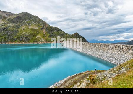 Finstertaler Reservoir in den österreichischen Alpen mit blauem Wasser und wunderschönen Bergen rundherum Stockfoto