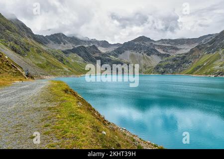 Finstertaler Reservoir in den österreichischen Alpen mit blauem Wasser und wunderschönen Bergen rundherum Stockfoto