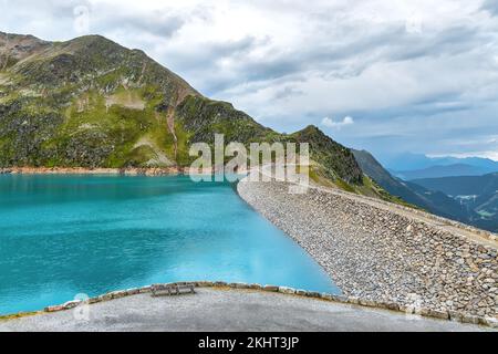 Finstertaler Reservoir in den österreichischen Alpen mit blauem Wasser und wunderschönen Bergen rundherum Stockfoto