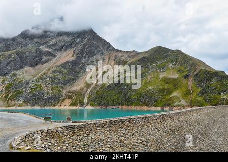 Finstertaler Reservoir in den österreichischen Alpen mit blauem Wasser und wunderschönen Bergen rundherum Stockfoto