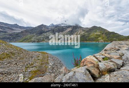 Finstertaler Reservoir in den österreichischen Alpen mit blauem Wasser und wunderschönen Bergen rundherum Stockfoto