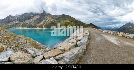 Finstertaler Reservoir in den österreichischen Alpen mit blauem Wasser und wunderschönen Bergen rundherum Stockfoto