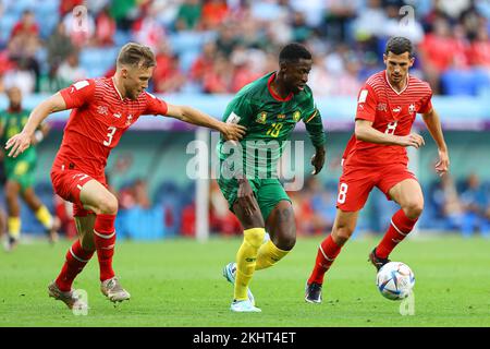 Al-Wakrah, Katar. 24.. November 2022. Silvan Widmer, Martin Hongla während des FIFA-Weltmeisterschafts-Qatar 2022 Group G-Spiels zwischen der Schweiz und Kamerun im Al Janoub Stadion am 24. November 2022 in Al Wakrah, Katar. (Foto: Pawel Andrachiewicz/PressFocus/Sipa USA) Guthaben: SIPA USA/Alamy Live News Stockfoto