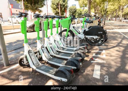 Limette,Firma,Elektro,Roller,Roller,Elektrischer Roller,Elektrischer Roller,Fahrrad,Fahrräder,für,mieten,mieten,mieten,am,Boulevard Michelet,Marseille,Marseille,Kommune in, Bouches-du-Rhône, die zweitgrößte Stadt Frankreichs, Marseille, ist die Präfektur der französischen Departements, Bouches, Rhône und du-du-Hauptstadt. Der Region Provence-Alpes-Côte d'Azur. Südfrankreich,Frankreich,Frankreich,zweitgrößte Stadt Frankreichs,August,Sommer,Europa,Europa, Stockfoto