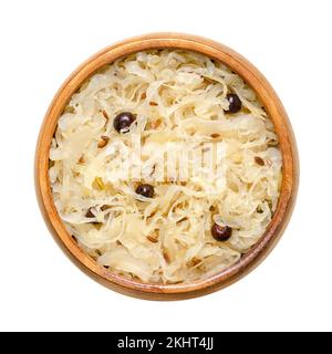 Deutsches Sauerkraut, in einer Holzschüssel. Schneiden Sie rohen Kohl, fermentiert durch Milchsäurebakterien. In Österreich und Deutschland traditionell eine warme Beilage. Stockfoto