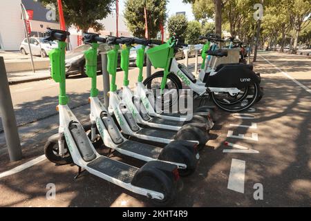 Limette,Firma,Elektro,Roller,Roller,Elektrischer Roller,Elektrischer Roller,Fahrrad,Fahrräder,für,mieten,mieten,mieten,am,Boulevard Michelet,Marseille,Marseille,Kommune in, Bouches-du-Rhône, die zweitgrößte Stadt Frankreichs, Marseille, ist die Präfektur der französischen Departements, Bouches, Rhône und du-du-Hauptstadt. Der Region Provence-Alpes-Côte d'Azur. Südfrankreich,Frankreich,Frankreich,zweitgrößte Stadt Frankreichs,August,Sommer,Europa,Europa, Stockfoto