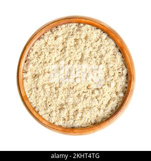 Sojamehl in einer Holzschüssel. Aus geschälten, gerösteten Sojabohnen, fein zu Mehl gemahlen. Wird zum Kochen und für Sojaproteinisolat verwendet. Stockfoto
